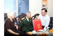 Bí thư Thành ủy Đinh Tiến Dũng thăm, tặng quà Anh hùng Lực lượng vũ trang nhân dân La Văn Cầu